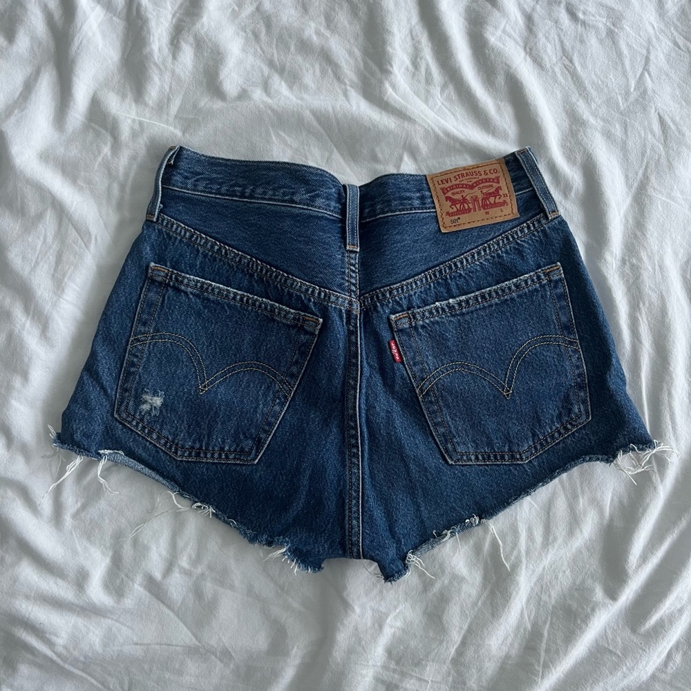 LEVI’S | Women’s Mid-Rise Cut-Off Jean Shorts Medium Blue Wash